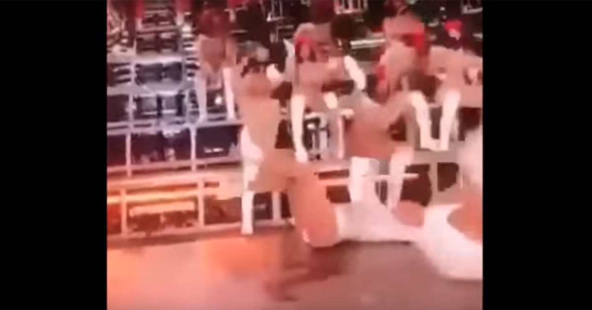 Coachella, Beyoncé solleva la sorella Solange e cadono rovinosamente