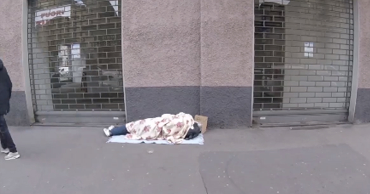 L'esperimento: il senzatetto che dorme accanto a 100 euro. In quanti glieli rubano?