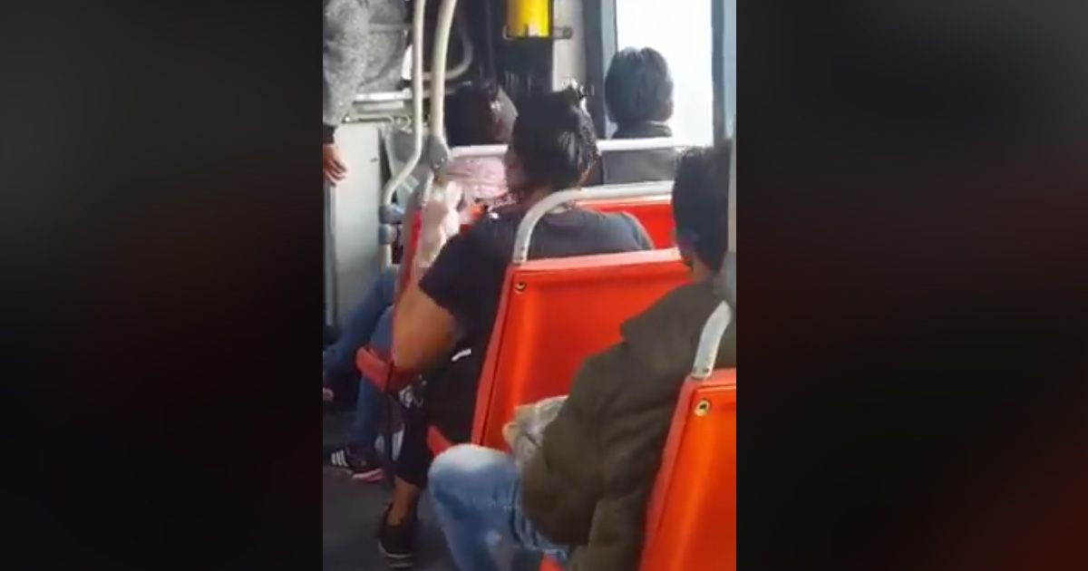Non ha avuto tempo di farlo a casa, lo fa sull’autobus