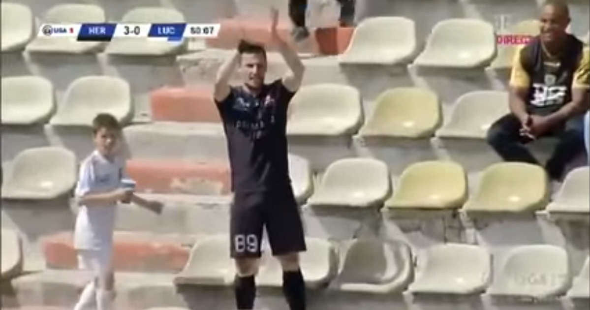 Spalti vuoti, segna il gol e sale in tribuna per applaudirsi