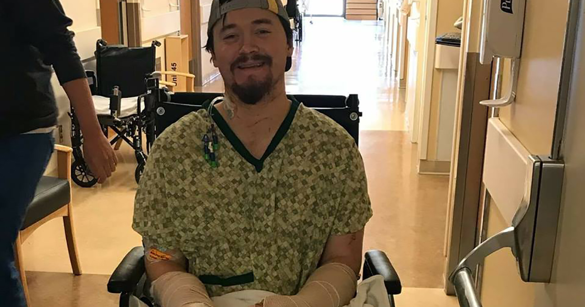 Come Kill Bill: trova Tinder sul cellulare del fidanzato e lo manda in ospedale
