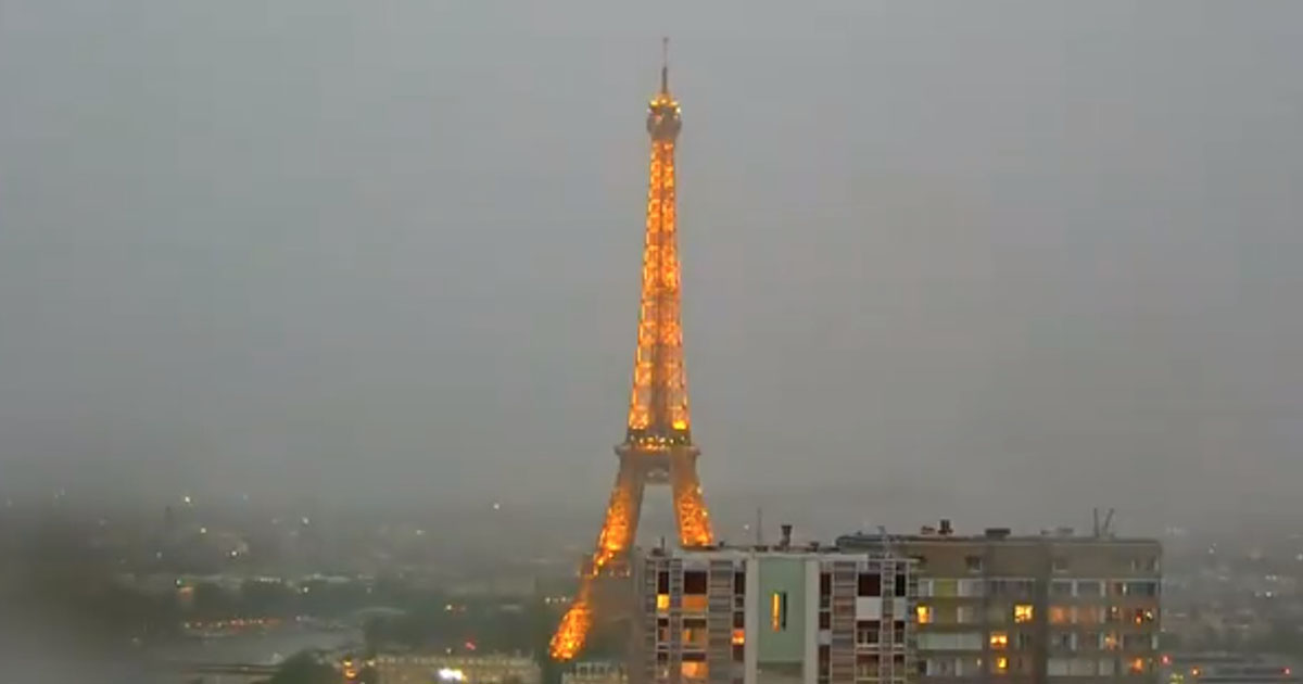 Torre Eiffel elettrizzata: l'attimo in cui il fulmine la colpisce è storico