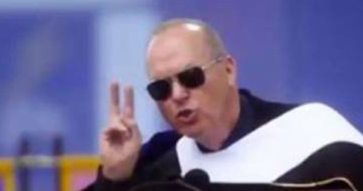 Michael Keaton ai laureandi: “Devo dirvi due parole: sono Batman”