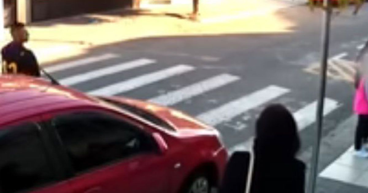 Fuori dalla scuola c’è un rapinatore: ma una mamma lo ha disarmato