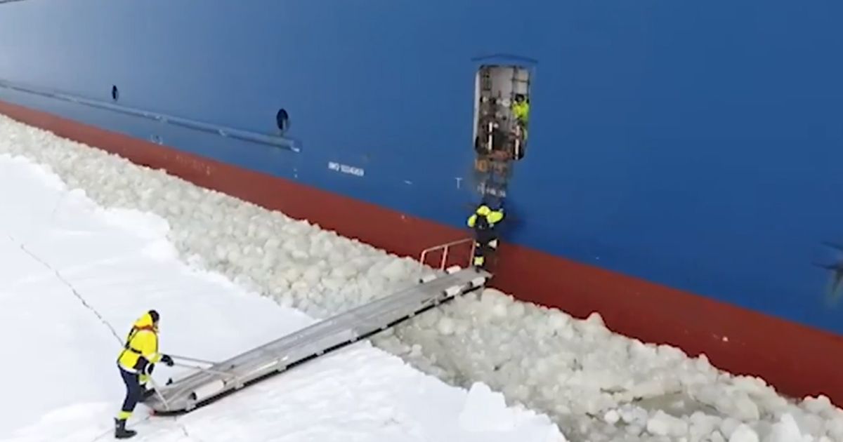 La nave non fa fermate e lui salta a bordo così