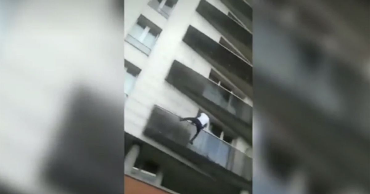 Parigi, eroico spiderman maliano: salva bambino sospeso al quarto piano
