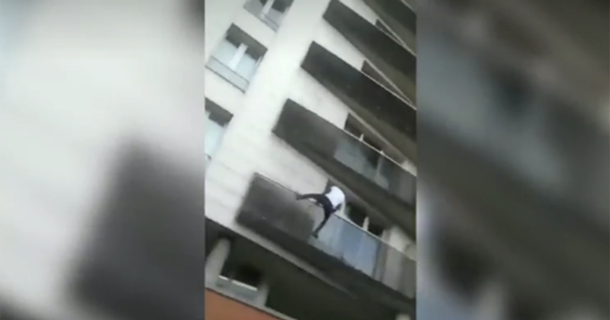 Parigi, eroico spiderman maliano: salva bambino sospeso al quarto piano