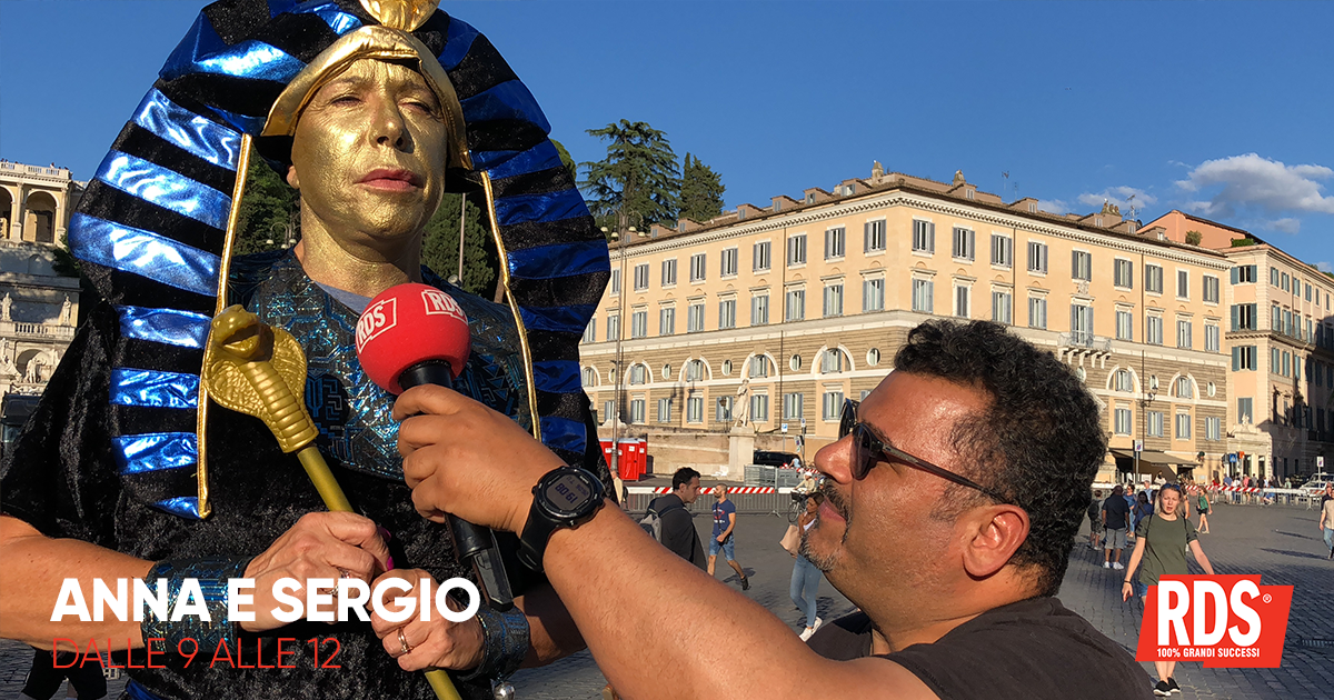 Una penitenza faraonica: Anna Pettinelli a Piazza del Popolo vestita da faraone