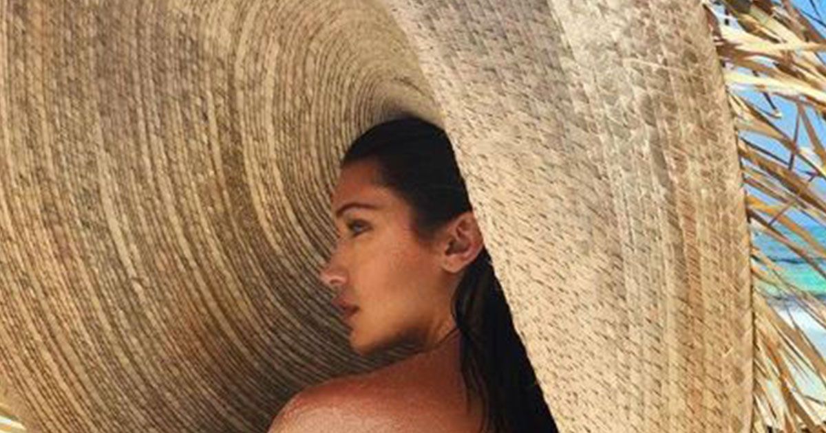 Bella Hadid la foto in spiaggia senza veli