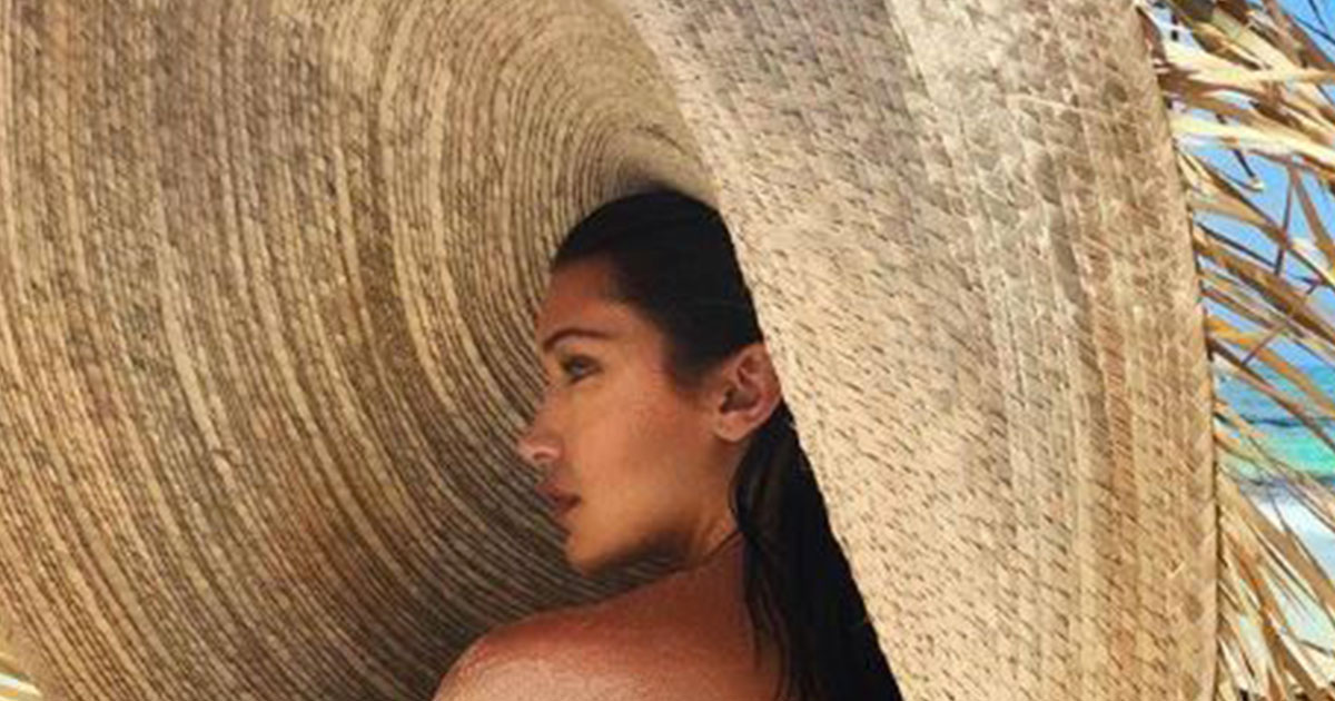 Bella Hadid la foto in spiaggia senza veli
