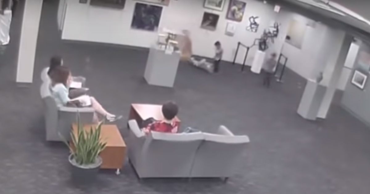Il bambino fa cadere la scultura: i genitori ricevono un conto da 130mila euro