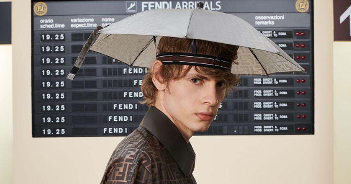 Colpo di genio: ecco il cappello-ombrello prodotto da Fendi