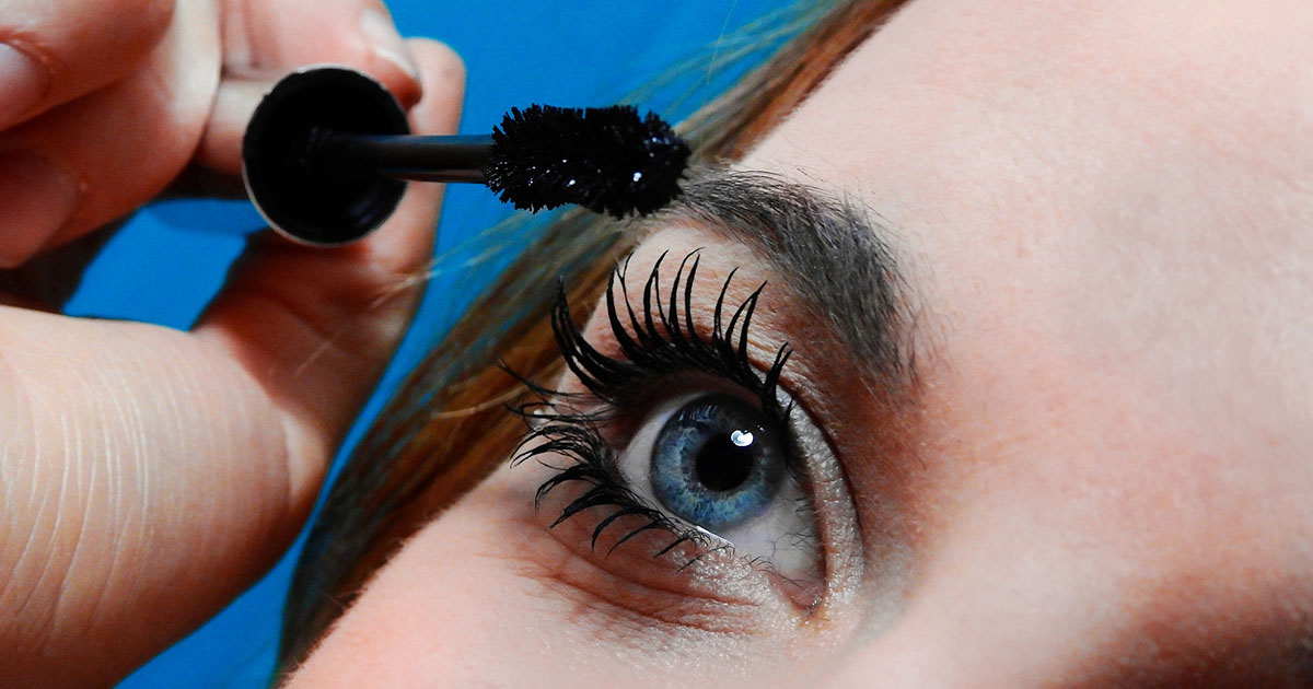 Non si è mai tolta il mascara per 25 anni prima di dormire: e oggi è così...