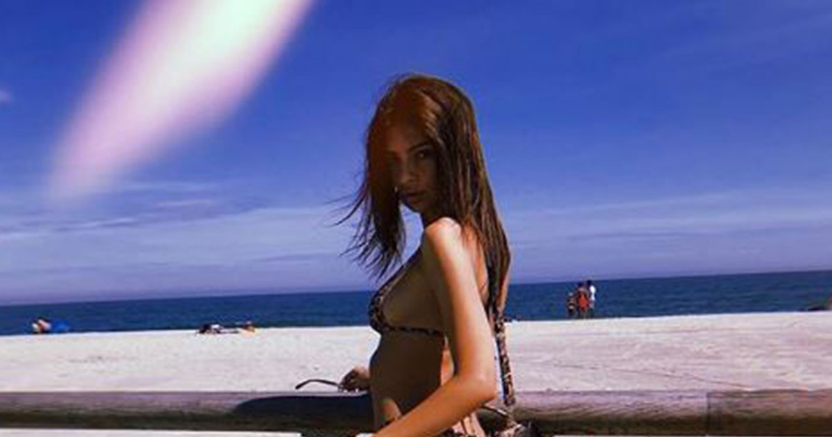 Emily Ratajkowski: il lato B in spiaggia e i fan impazziscono