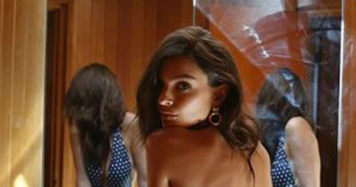 Emily Ratajkowski: gioco di riflessi allo specchio ma vince il lato B