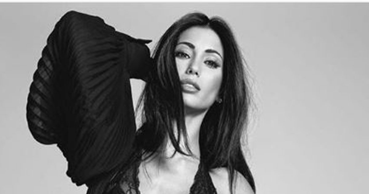 Federica Nargi: pose sexy per il nuovo completo intimo