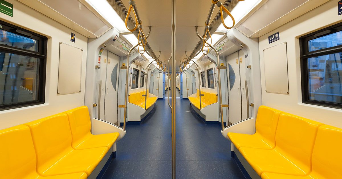 L’addetto del metrò salva la vita a una ragazza grazie ad un abbraccio