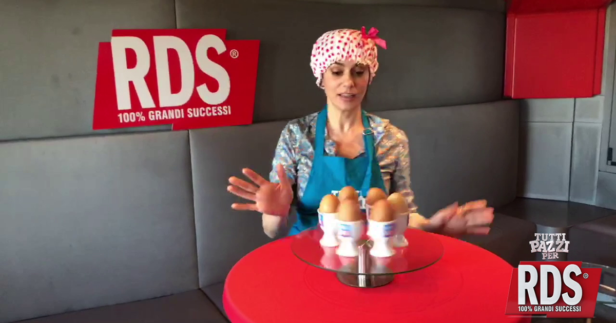Omelette Russa: Rossella non accetta il bacio con Barty e l'uovo colpisce!