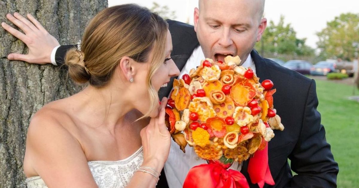 Addio tradizionale bouquet: arriva quello fatto di pizza