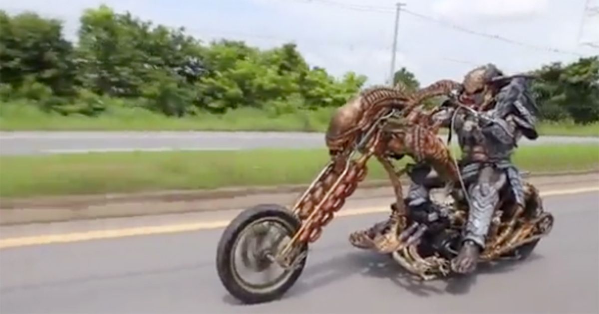 Sfreccia in moto travestito da Predator con una moto in stile Alien!