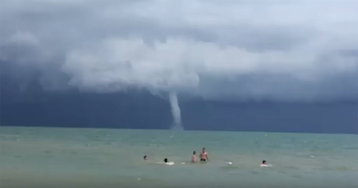 Riccione, paura per la tromba d'aria: la gente fugge dalla spiaggia