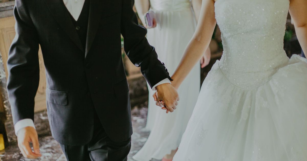 L'amante si presenta al matrimonio di lui vestita da sposa
