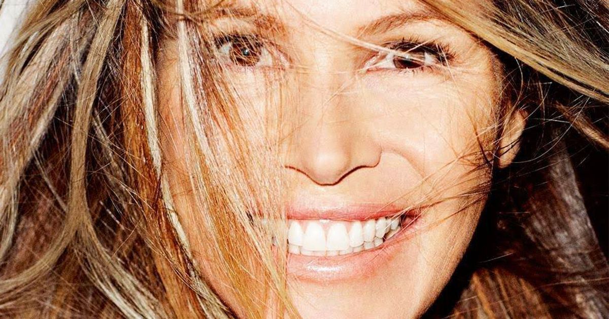 Elle Macpherson: la foto con i suoi piedi è la foto della discordia