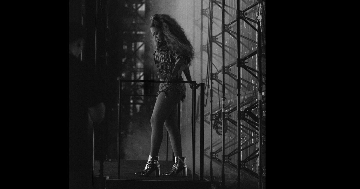 Beyoncé: il palco si rompe durante il concerto e lei se la cava così
