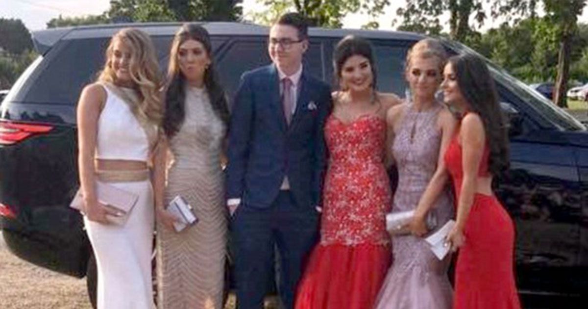 Ragazzo autistico solo al ballo. 5 amiche lo sorprendono
