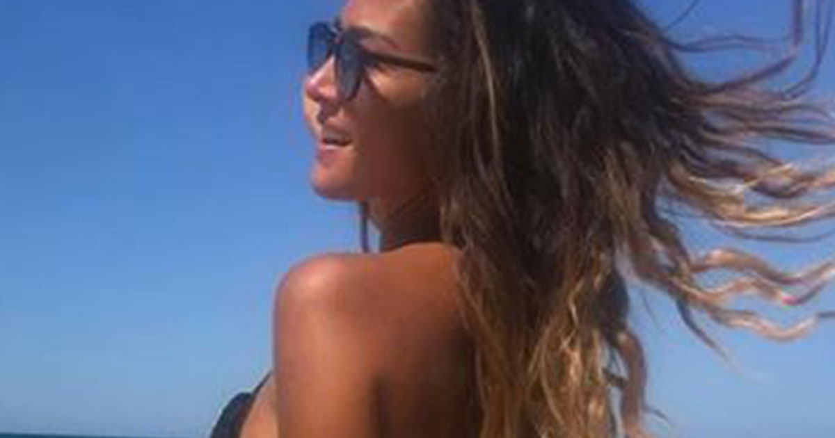 Giorgia Palmas: il lato b in spiaggia ed è boom di like