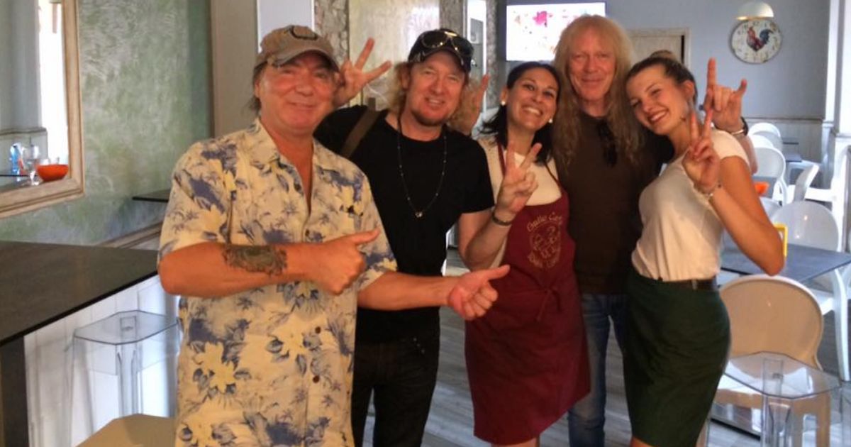 Gli Iron Maiden in un bar a Somma Lombardo per vedere la partita dei Mondiali