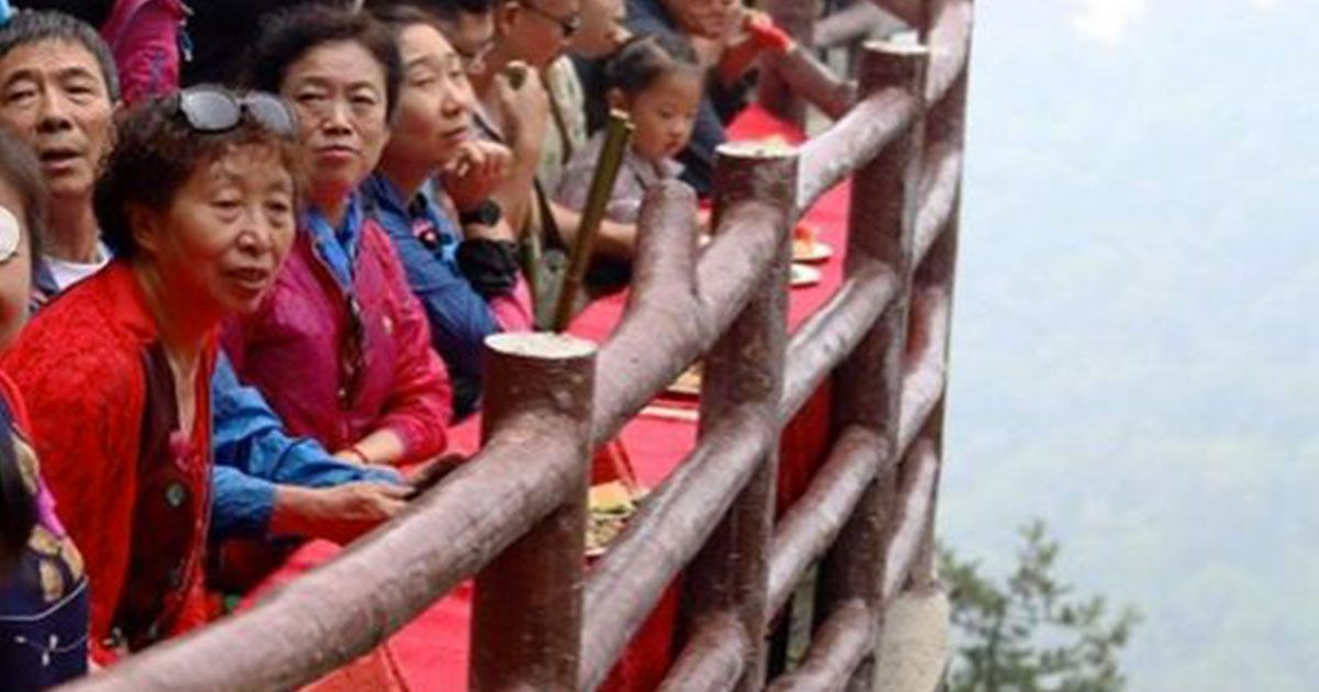 Cina: il ristorante a strapiombo per gli stomaci forti