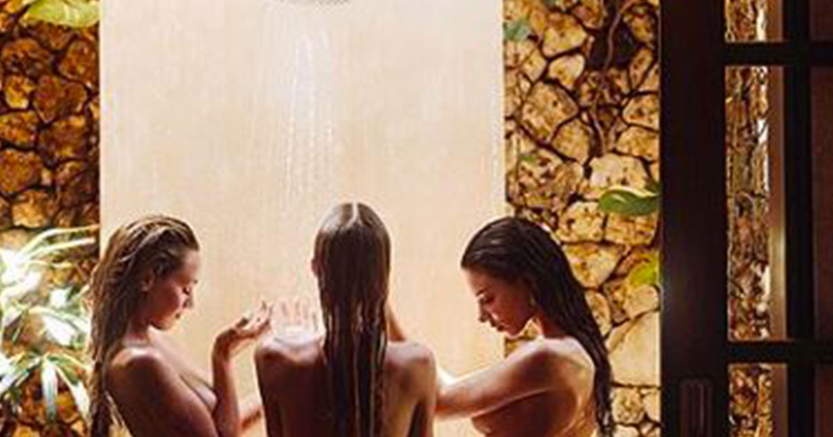 La foto sexy che crea il dubbio: tre donne diverse o la stessa?