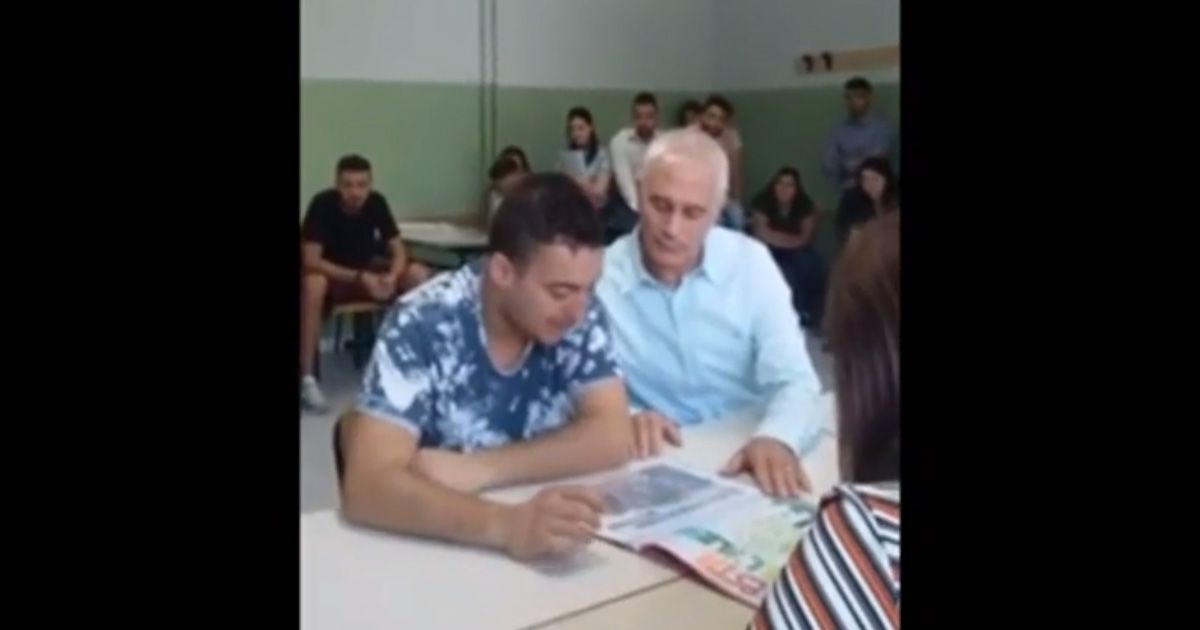 Il ragazzo autistico si diploma: applausi e commozione in aula