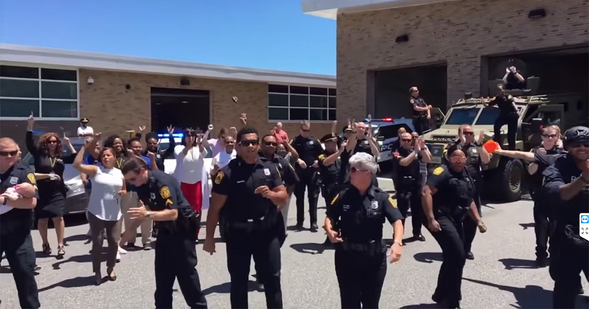 I vigili del fuoco e gli agenti di polizia di Norfolk diventano virali sulle note di Bruno Mars