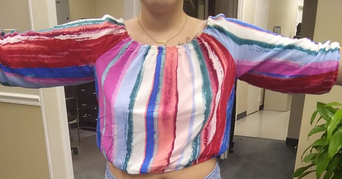 Buttata fuori dal centro commerciale per i pantaloncini troppo corti