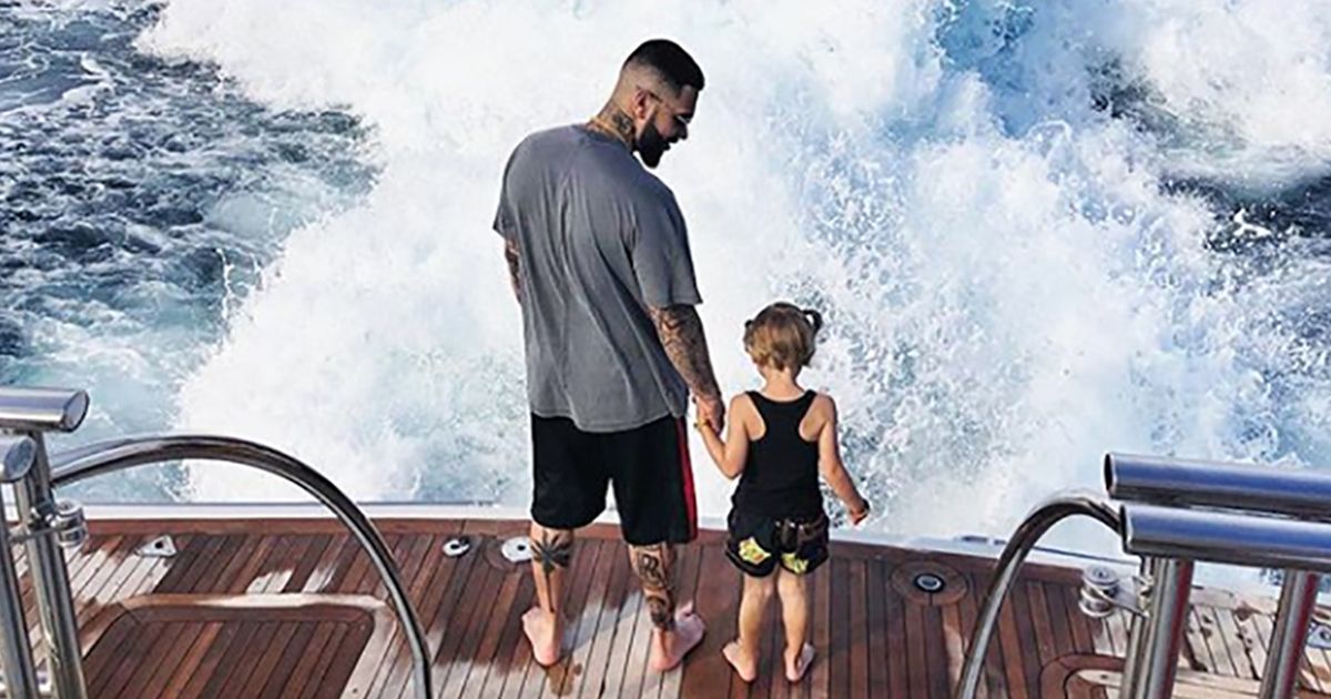 Il rapper sta troppo al telefono e la figlia decide di mettere un freno