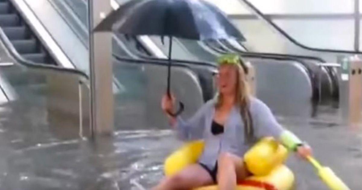 Svezia: la metro si allaga e i passeggeri la trasformano in piscina