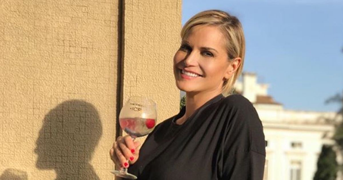 Simona Ventura selfie allo specchio: “Faccio ancora la mia p**** figura”