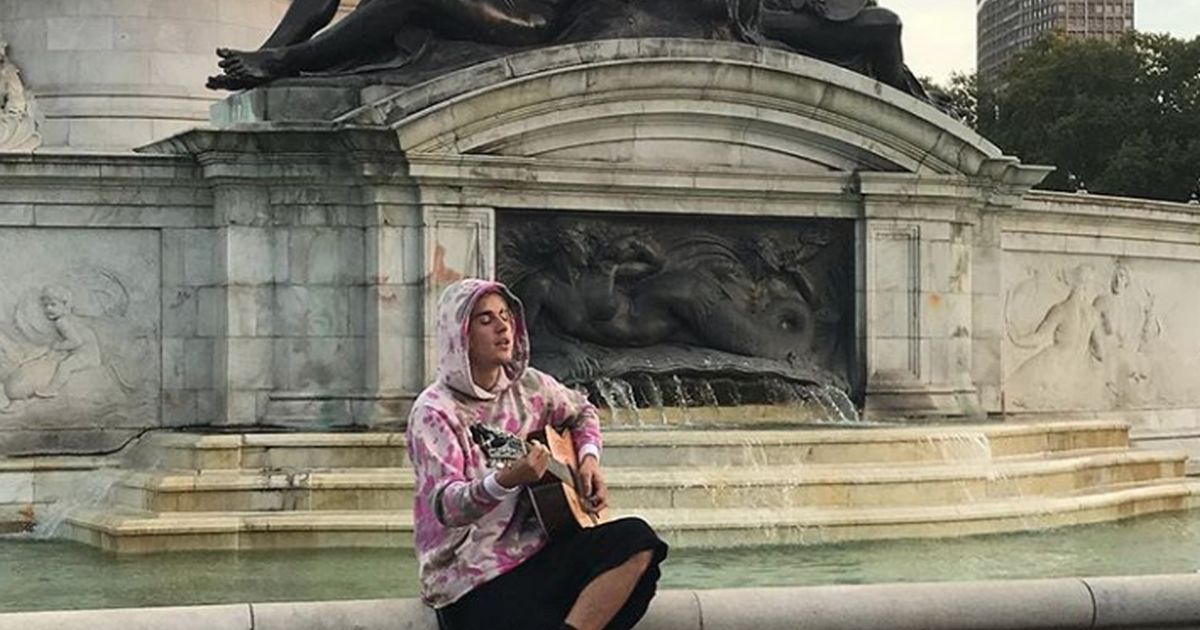 Justin Bieber: serenata a sorpresa davanti Buckingham Palace