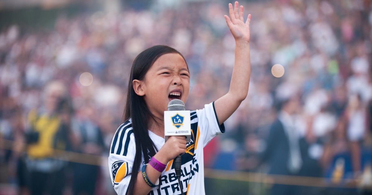 Bimba canta l’inno americano e incanta lo stadio