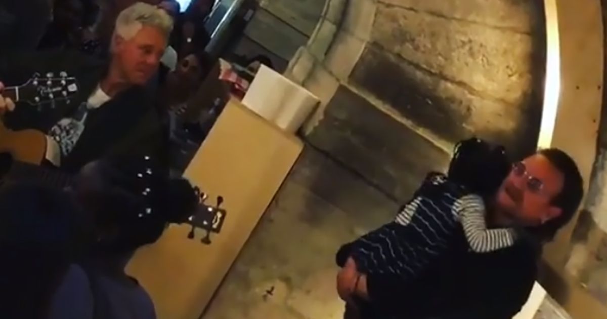 Bono Vox canta “One” e abbraccia bimba che piange