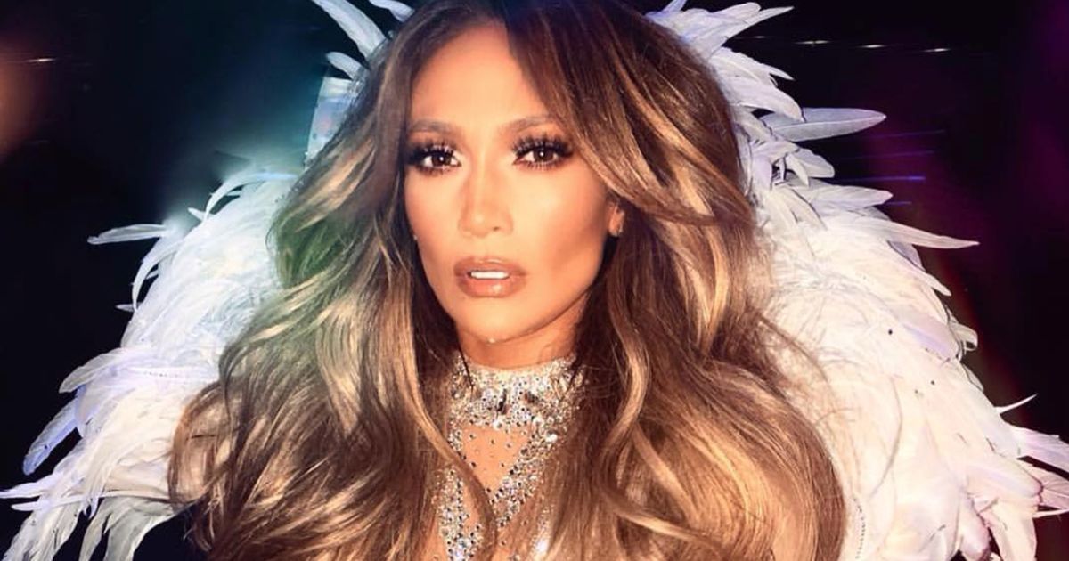 Jennifer Lopez: brusca caduta sul palco ma la star non si ferma