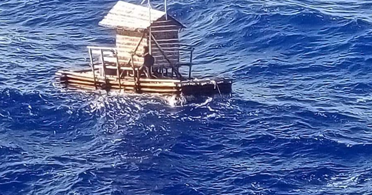 Trascorre 49 giorni a largo su una zattera ma il ragazzo sopravvive