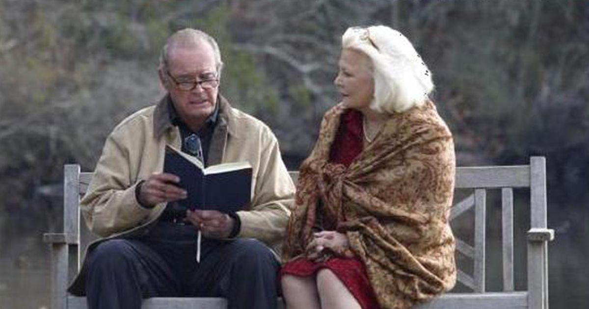 Lei ammalata di Alzheimer, il marito le legge la loro storia d’amore