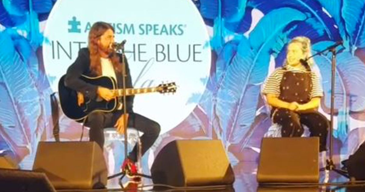 Dave Grohl e figlia cantano Adele in un duetto da applausi