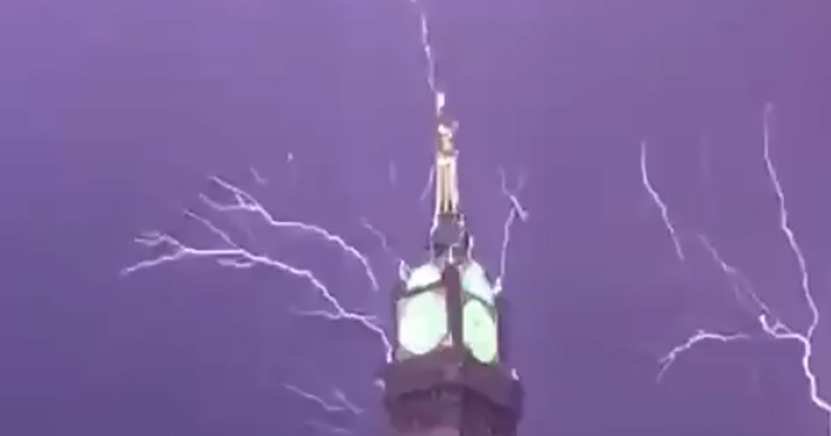 Spettacolo della natura, il fulmine colpisce la torre