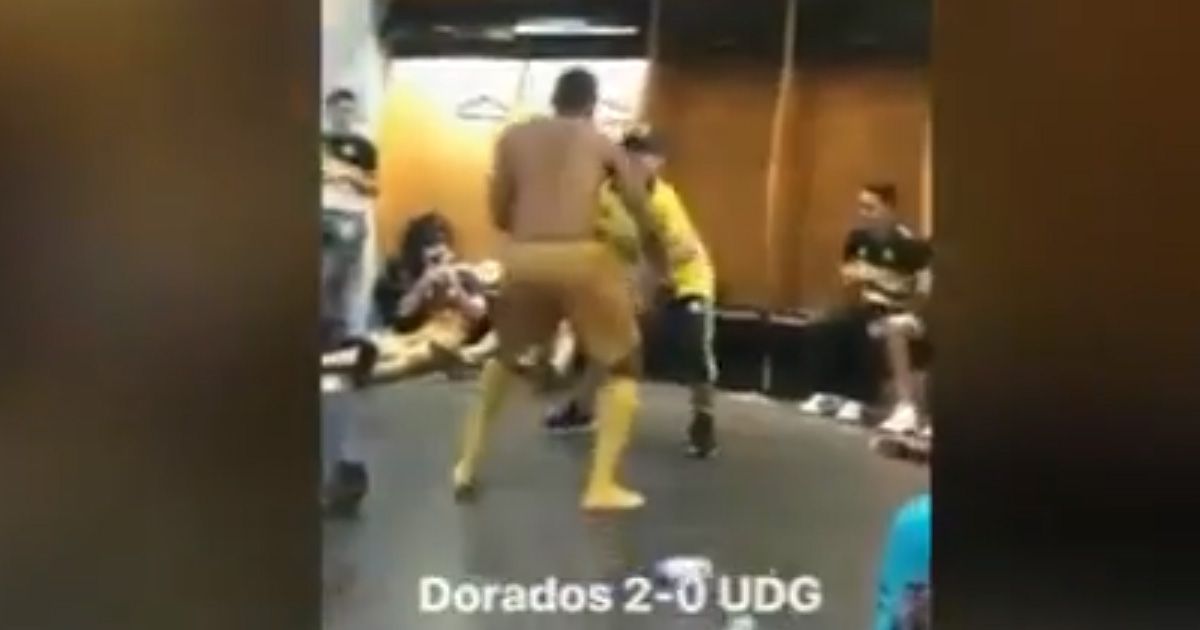 La sua squadra vince, Maradona balla scatenato negli spogliatoi