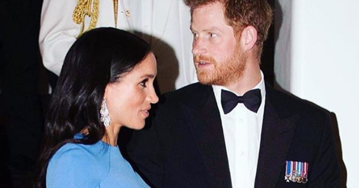 Meghan e Harry alle isole Fiji con il pancione che si vede