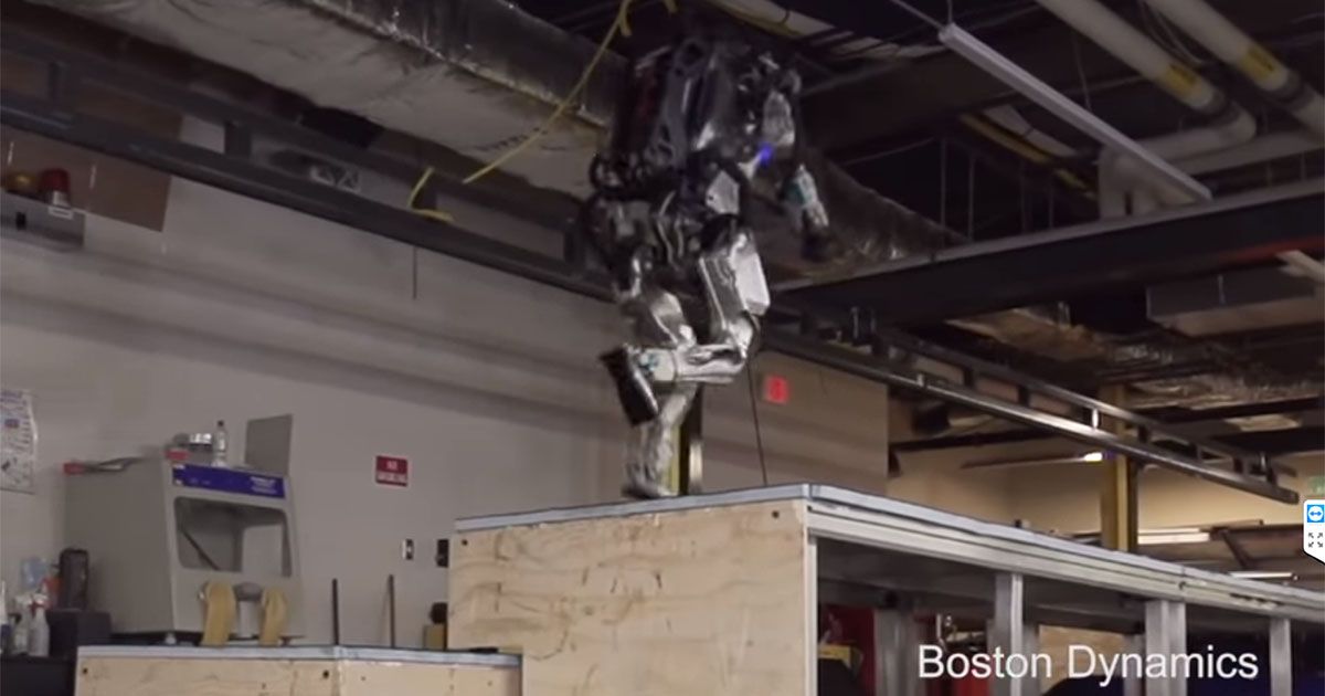 Il robot Atlas e il salti ad ostacoli: sembra un essere umano